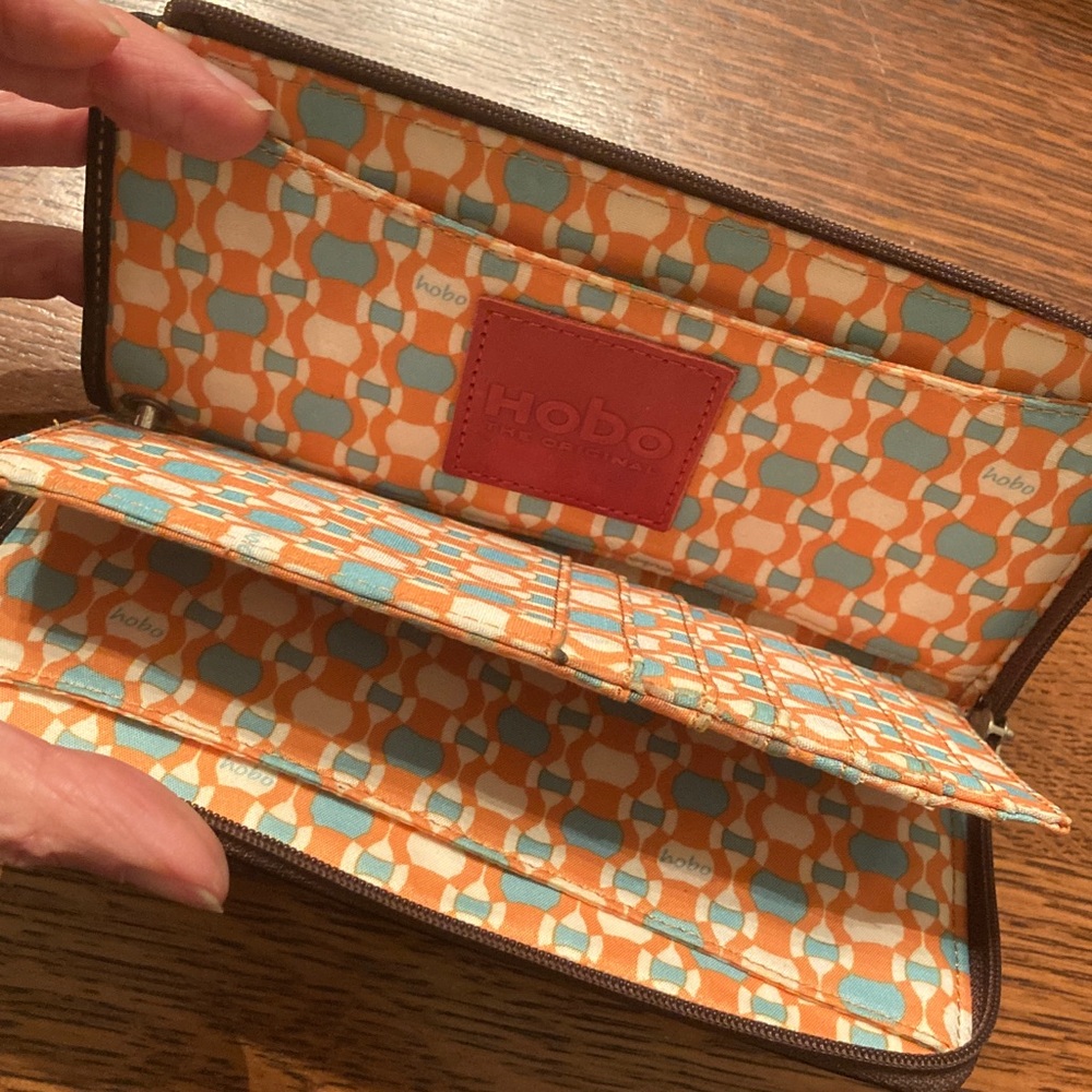 HOBO Dark Brown Leather Wallet with Zipper holds lots of cards. Side zip too. - Picture 12 of 14